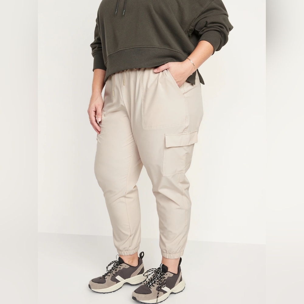 NWT Old Navy Mid-Rise Stretchtech Cargo Pants, Size 4X Color Wish Bone